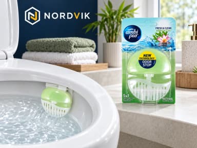 Ambi Pur WC závěska Bamboo & Lotus 5v1, 55 ml, produktová fotografie v prostředí Nordvik